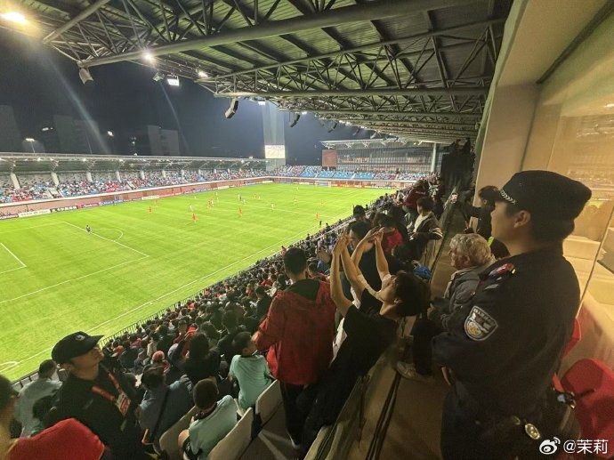 前国足主帅米卢现身球场，观看U20国足vs卡塔尔U20